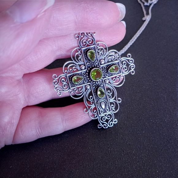 Sterling silver green peridot filigree cross pendant on 20 inch necklace NEW - Picture 3 of 6